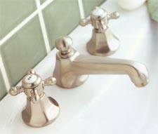 Series 300 Salem widespread lav faucet